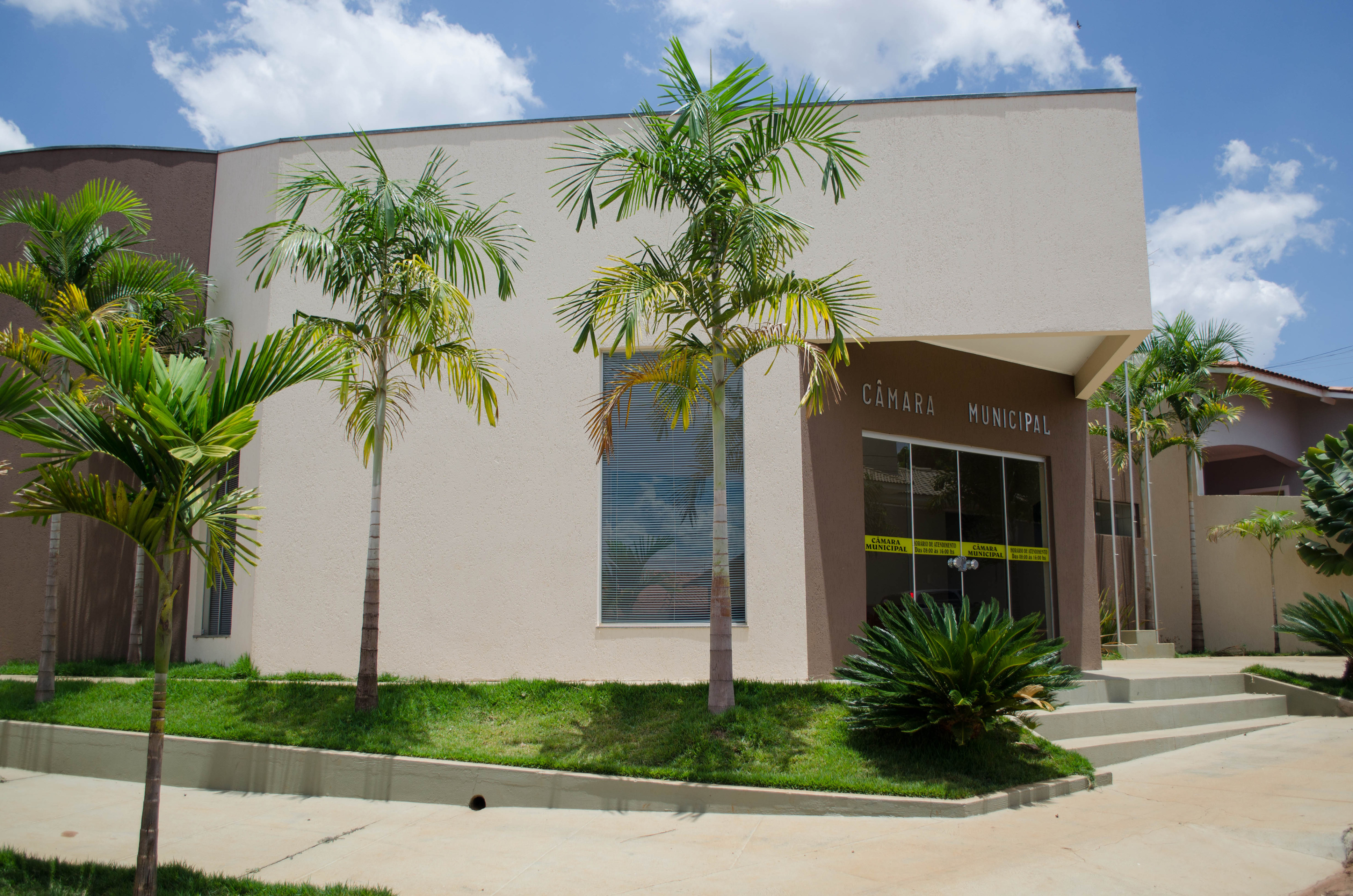 Foto lateral do prédio da Câmara Municipal