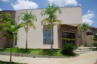 Foto lateral do prédio da Câmara Municipal